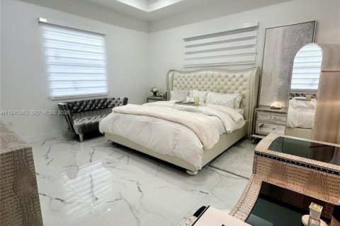 Casa en venta en Cape Coral, Florida, 4 dormitorios, 215.72 m2 № 2001803 - foto 23