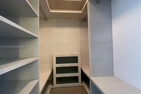 Condo in Miami, Florida, 1 bedroom  № 2015645 - photo 17