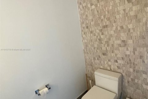 Condo in Miami, Florida, 1 bedroom  № 2015645 - photo 13