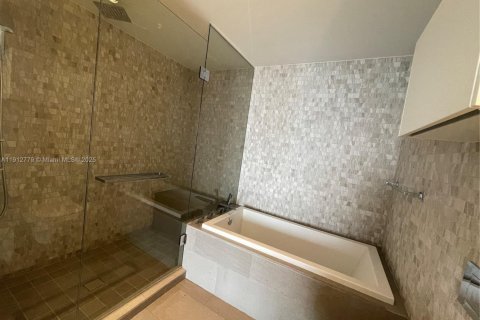 Condo in Miami, Florida, 1 bedroom  № 2015645 - photo 19