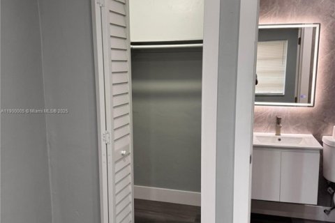 Villa ou maison à louer à Miami, Floride: 2 chambres, 240.8 m2 № 1957316 - photo 12