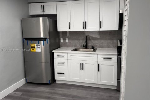 Villa ou maison à louer à Miami, Floride: 2 chambres, 240.8 m2 № 1957316 - photo 1