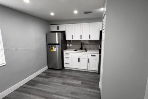 Villa ou maison à louer à Miami, Floride: 2 chambres, 240.8 m2 № 1957316 - photo 2