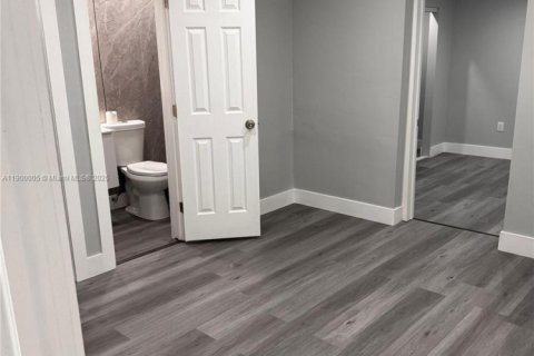 Villa ou maison à louer à Miami, Floride: 2 chambres, 240.8 m2 № 1957316 - photo 13