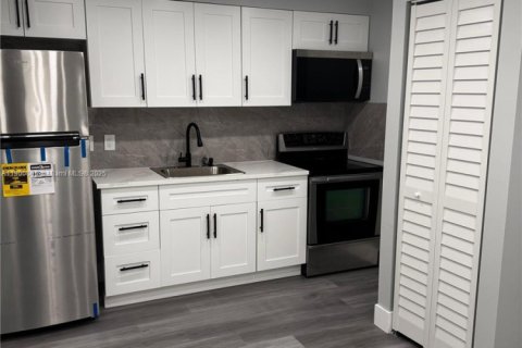 Villa ou maison à louer à Miami, Floride: 2 chambres, 240.8 m2 № 1957316 - photo 4