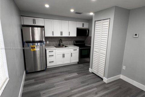 Villa ou maison à louer à Miami, Floride: 2 chambres, 240.8 m2 № 1957316 - photo 3