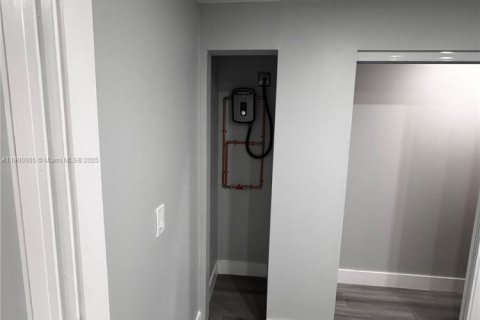 Villa ou maison à louer à Miami, Floride: 2 chambres, 240.8 m2 № 1957316 - photo 10