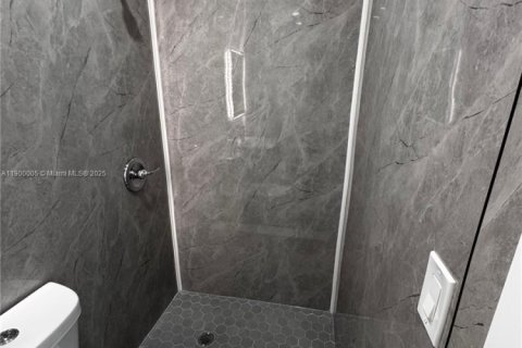 Villa ou maison à louer à Miami, Floride: 2 chambres, 240.8 m2 № 1957316 - photo 5