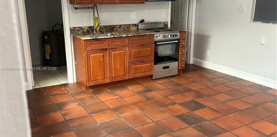 Commercial property in Hollywood, Florida 234.39 sq.m. № 1893518