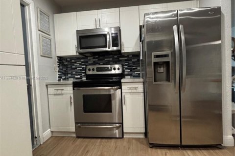 House in Margate, Florida 2 bedrooms, 98.57 sq.m. № 1930198 - photo 11