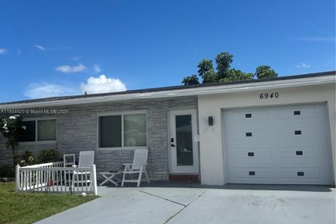 House in Margate, Florida 2 bedrooms, 98.57 sq.m. № 1930198 - photo 1