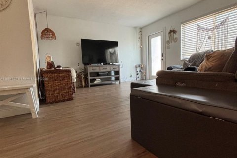 House in Margate, Florida 2 bedrooms, 98.57 sq.m. № 1930198 - photo 13