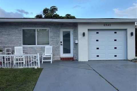 House in Margate, Florida 2 bedrooms, 98.57 sq.m. № 1930198 - photo 2