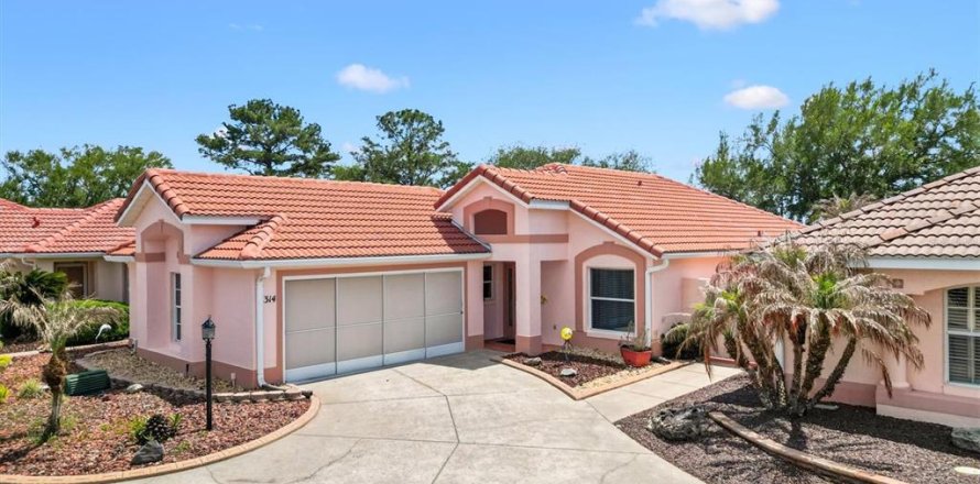 House in Lady Lake, Florida 2 bedrooms, 120.96 sq.m. № 2120161