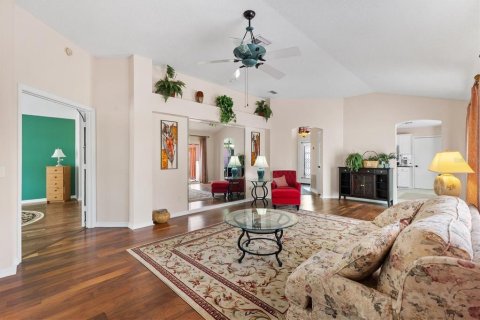 House in Lady Lake, Florida 2 bedrooms, 120.96 sq.m. № 2120161 - photo 13