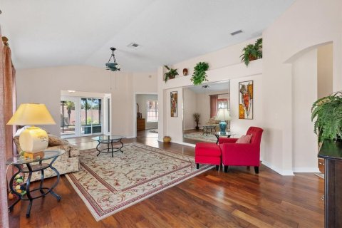 House in Lady Lake, Florida 2 bedrooms, 120.96 sq.m. № 2120161 - photo 11
