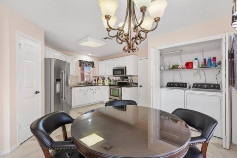 House in Lady Lake, Florida 2 bedrooms, 120.96 sq.m. № 2120161 - photo 16