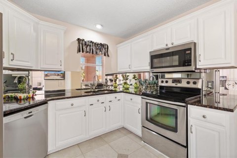 House in Lady Lake, Florida 2 bedrooms, 120.96 sq.m. № 2120161 - photo 15