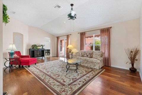 House in Lady Lake, Florida 2 bedrooms, 120.96 sq.m. № 2120161 - photo 12