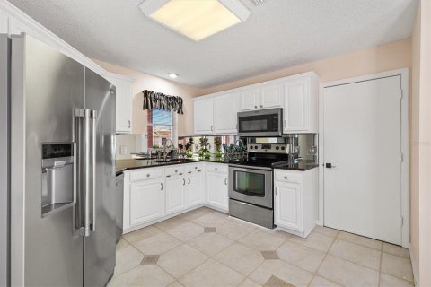 House in Lady Lake, Florida 2 bedrooms, 120.96 sq.m. № 2120161 - photo 14