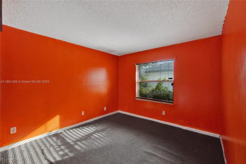 House in West Park, Florida 3 bedrooms, 110.93 sq.m. № 1944710 - photo 22