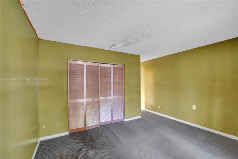 House in West Park, Florida 3 bedrooms, 110.93 sq.m. № 1944710 - photo 28