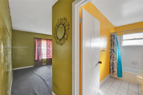 House in West Park, Florida 3 bedrooms, 110.93 sq.m. № 1944710 - photo 26