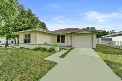 House in West Park, Florida 3 bedrooms, 110.93 sq.m. № 1944710 - photo 1