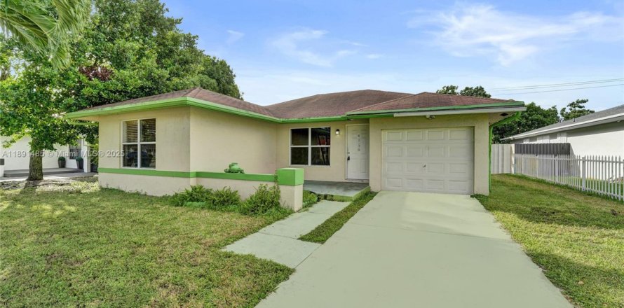 House in West Park, Florida 3 bedrooms, 110.93 sq.m. № 1944710
