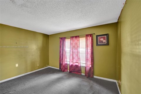 House in West Park, Florida 3 bedrooms, 110.93 sq.m. № 1944710 - photo 29