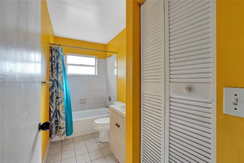 House in West Park, Florida 3 bedrooms, 110.93 sq.m. № 1944710 - photo 30