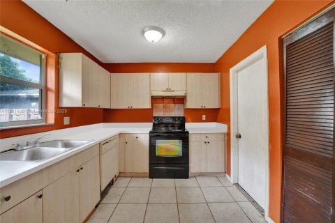 House in West Park, Florida 3 bedrooms, 110.93 sq.m. № 1944710 - photo 16