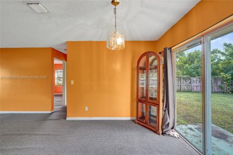 House in West Park, Florida 3 bedrooms, 110.93 sq.m. № 1944710 - photo 12