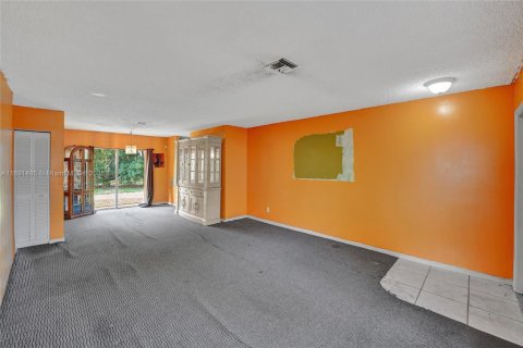House in West Park, Florida 3 bedrooms, 110.93 sq.m. № 1944710 - photo 8