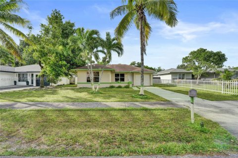 House in West Park, Florida 3 bedrooms, 110.93 sq.m. № 1944710 - photo 3