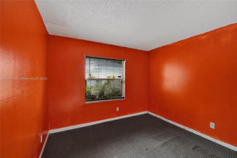 House in West Park, Florida 3 bedrooms, 110.93 sq.m. № 1944710 - photo 24