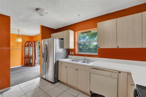 House in West Park, Florida 3 bedrooms, 110.93 sq.m. № 1944710 - photo 13