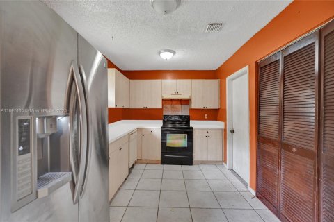 House in West Park, Florida 3 bedrooms, 110.93 sq.m. № 1944710 - photo 15