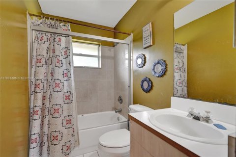 House in West Park, Florida 3 bedrooms, 110.93 sq.m. № 1944710 - photo 25
