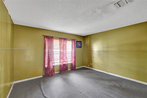 House in West Park, Florida 3 bedrooms, 110.93 sq.m. № 1944710 - photo 27