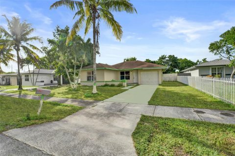 House in West Park, Florida 3 bedrooms, 110.93 sq.m. № 1944710 - photo 4