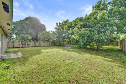 House in West Park, Florida 3 bedrooms, 110.93 sq.m. № 1944710 - photo 5