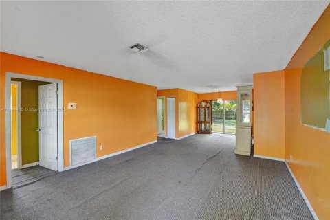 House in West Park, Florida 3 bedrooms, 110.93 sq.m. № 1944710 - photo 9