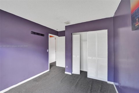 House in West Park, Florida 3 bedrooms, 110.93 sq.m. № 1944710 - photo 21