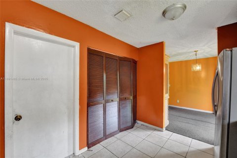 House in West Park, Florida 3 bedrooms, 110.93 sq.m. № 1944710 - photo 17