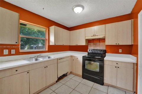House in West Park, Florida 3 bedrooms, 110.93 sq.m. № 1944710 - photo 14