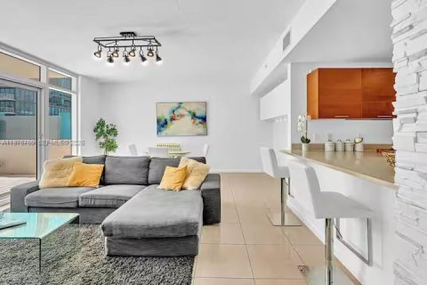 Condo in Miami, Florida, 2 bedrooms  № 2040985 - photo 4