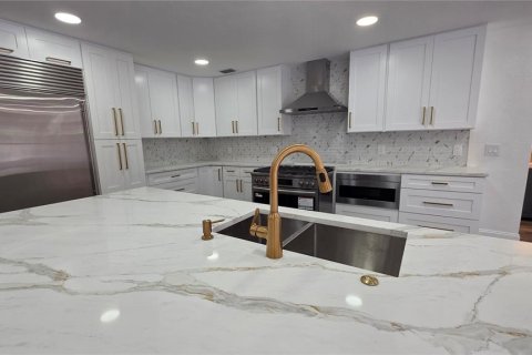 House in Tampa, Florida 3 bedrooms, 190.64 sq.m. № 1903978 - photo 5