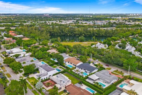 Casa en venta en Miami, Florida, 4 dormitorios, 241.17 m2 № 2299997 - foto 17