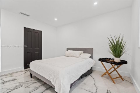 Casa en venta en Miami, Florida, 4 dormitorios, 241.17 m2 № 2299997 - foto 8